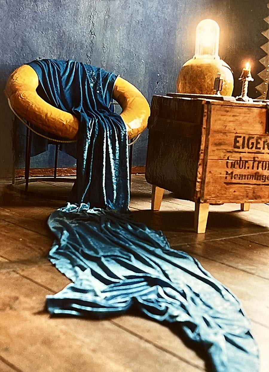 Hafenkonzert - Sessel aus Rettungsringen, in der Wohnung des Künstlers 1997